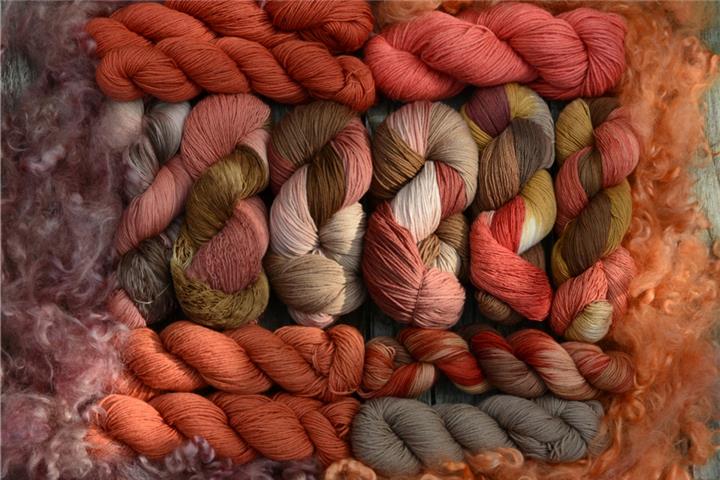 Unterschiedlich bearbeitete Wolle.