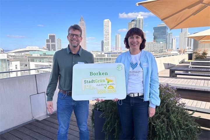 Ursula Wendholt und Michael Gesing nahmen die Auszeichnung entgegen. © Stadt Borken