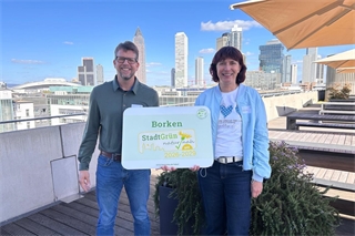 Ursula Wendholt und Michael Gesing nahmen die Auszeichnung entgegen. © Stadt Borken