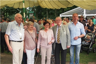 Vereinskaiser 2016 Otto Harmeling und Margret Janssen mit dem ersten Kaiserpaar Ernst Otto und Renate Wigger. Ganz rechts der damalige Präsident des St. Jakobi-Schützenvereins Christian Albers