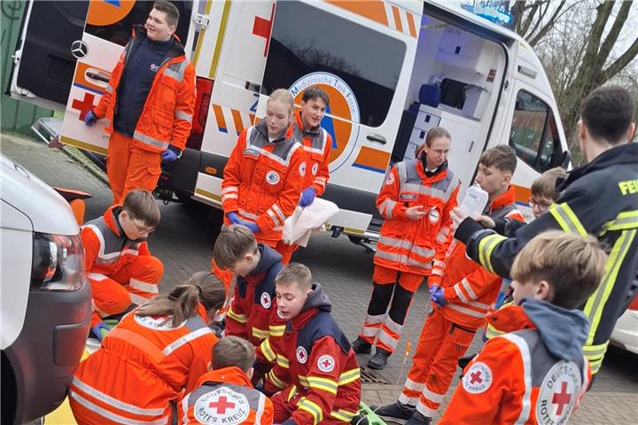 Versorgung von Notfallpatienten in der Gruppe.