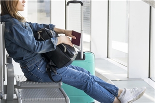 Verspätet sich der Flieger oder wird der Flug gestrichen, kann Reisenden eine Entschädigung zwischen 250 und 600 Euro zustehen. Foto: Freepik