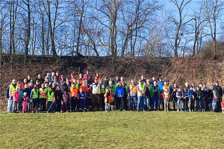 Viele Hände für ein sauberes Borken. Foto: Stefan Locker