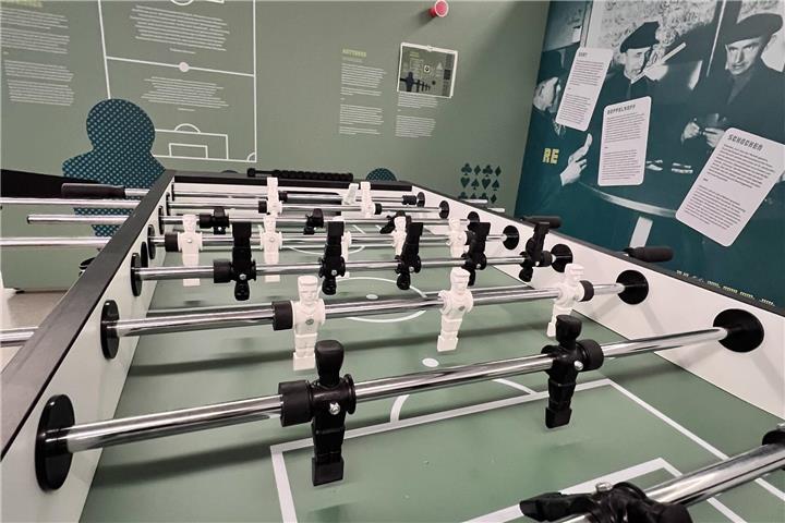 Viele Spielmöglichkeiten, wie etwa ein Kicker, erwarten die Besucherinnen und Besucher.