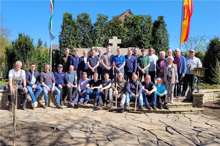 Viele ehrenamtliche Helfer aus Vereinen und Firmen haben das Ehrenmal in drei großen Aktionen liebevoll aufgearbeitet.Foto: R.Meyer