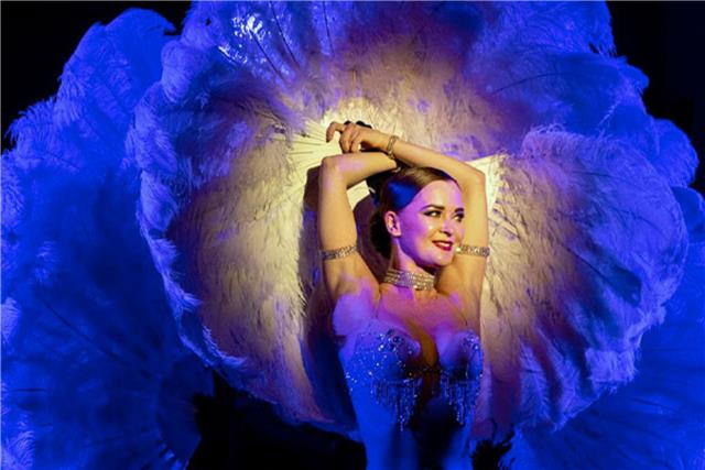Vlada Dapper lässt als Showgirl und Tänzerin den ganzen Saal erstrahlen.