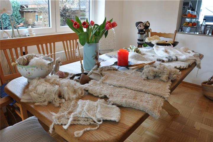 Von Socken über Westen zu Stuhlstulpen: Alles ist möglich. Fotos: Karin Printing