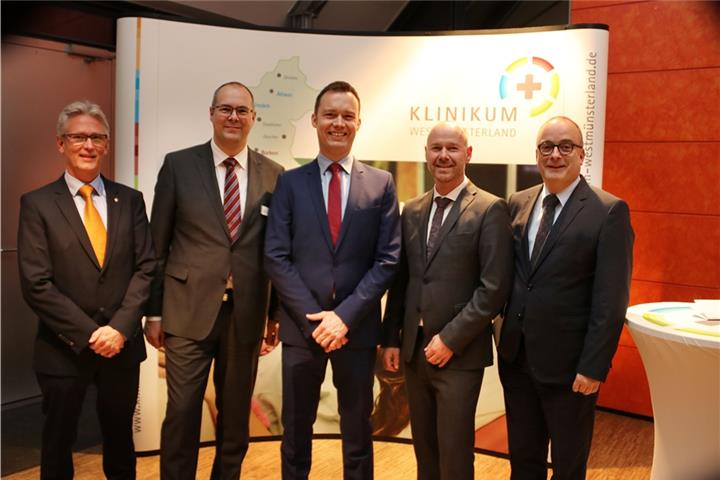 Von links: Dr. Markus Bourry und Sebastian Seyer, Ärztlicher Direktor und Regionalleiter des St. Marien-Hospitals, Dr. Björn Thobe, Klinikumsgeschäftsführer Christoph Bröcker und Klaus Ehling, stellvertretender Aufsichtsratsvorsitzender des Klinikums Westmünsterland.