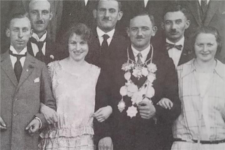 Vor 100 Jahren saßen Bernhard Vaalbrock und Minna Brandt auf dem Thron in Gemen.Kirmes auf dem Kalverkamp Wenn der Duft gebrannter Mandeln über den Kalverkamp zieht, Karussells ihre Runden drehen und sich die Wege mit Besuchern füllen, zeigt sich Gemen von seiner lebendigsten Seite. Die Kirmes ist seit vielen Jahren ein fester und beliebter Bestandteil des Schützenfestes und prägt die besondere Atmosphäre der Festtage.Viele Besucher kommen gezielt wegen der Mischung aus Tradition und Volksfest, die in Gemen eng miteinander verbunden ist. Der Kalverkamp bietet dafür den passenden Rahmen: groß genug für mehrere Fahrgeschäfte, zugleich überschaubar und mit familiärem Charakter.Eine Besonderheit liegt hinter den Kulissen. Anders als in vielen Städten wird die Kirmes nicht von der Kommune organisiert, sondern vom Bürgerschützenverein Gemen selbst. Dahinter steckt ein erheblicher ehrenamtlicher Einsatz. Über Monate hinweg kümmern sich die Verantwortlichen um Verträge mit Schaustellern, Planung der Standflächen, Versorgung mit Strom und Wasser sowie um Sicherheits- und Verkehrsfragen.Trotz der Konkurrenz großer Veranstaltungen wie der Cranger Kirmes gelingt es immer wieder, attraktive Fahrgeschäfte und neue Angebote nach Gemen zu holen. Dabei profitieren die Organisatoren von gewachsenen Kontakten – und von einem Publikum, das die besondere Atmosphäre zu schätzen weiß.