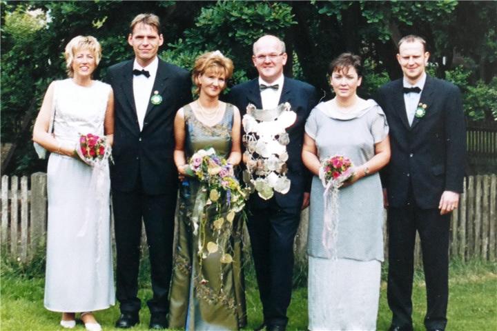 Vor 25 Jahren saß der heutige Ehrenpräsident Arno Brömmel auf dem Thron der Erler Schützen. Seine Königin war Marianne Brand.