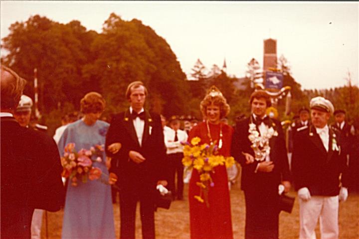 Vor 50 Jahre , fand die offizielle Eröffnung des Schützenfestes zum ersten Male in der Vereinsgeschichte mit dem großen Zapfenstreich auf dem Schulhof der Grundschule statt. Das KÖnigspaar waren Karl Stoffel und Elisabeth Schemmer.