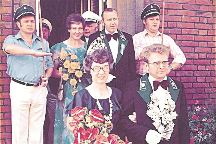 Vor 50 Jahren: Mehrfach hatte Paul Mensing,1. Kassierer des Schützenverein, schon versucht, die Königswürde zu erlangen.1975 war es soweit: Gegen 15 Uhr setzte er zum finalen Schuss auf den Vogel an und erhielt die Königskette. Zu seiner Schützenkönigin wählte er Anni Inhestern.