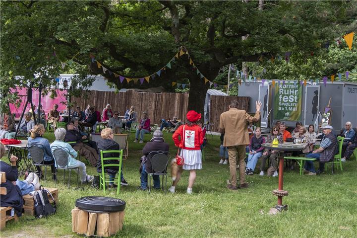 Vor dem Theaterbesuch stand die Geschichte der Ruhrfestspiele auf dem Programm. Foto: Ulrich Schmelting