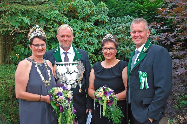 Vor zehn Jahren schossen gleich vier Schützen aus Maria Veen um die Königswürde. Als Sieger dieses spannenden Vogelschießens tat sich der im Januar frisch gewählte neue Präsident des Schützenvereines, Richard Inhestern hervor. FüriIhn ging ein Traum in Erfüllung. Zu seiner Königin und Mitregentin wählte er Ilona Inholte.