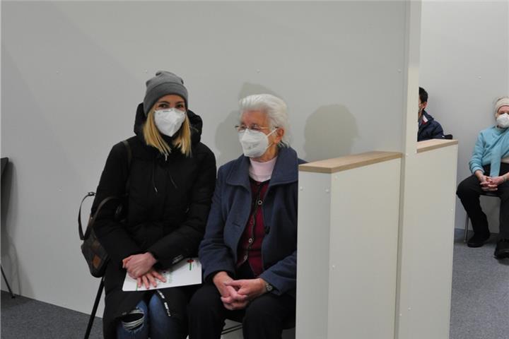 Warten auf den lang ersehnten Pieks.