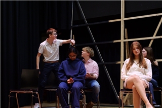 Was passiert, wenn ein pädagogisches Experiment aus dem Ruder läuft? Dieser Frage geht das Junge Ensemble des Gymnasiums Mariengarden in seiner neuen Theaterproduktion „Die Welle“ nach.