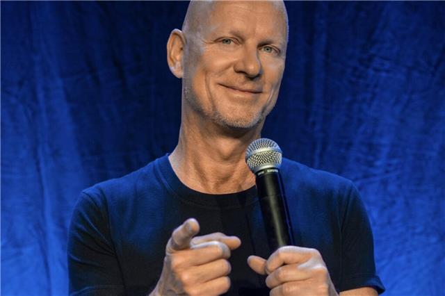 Wenn Rüdiger Hoffmann die Bühne betritt, wird der ganz normale Alltag zur Comedy-Goldgrube.