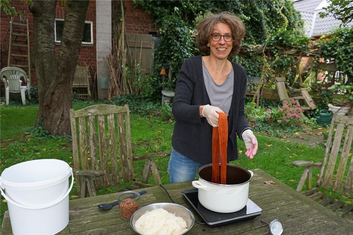 Wenn es das Wetter es erlaubt färbt Birgit Bruckhaus die Rohwolle an einem alten Tisch im Garten.