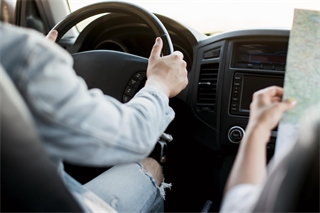 Wer 5.000 statt 10.000 Kilometer Fahrleistung im Jahr angibt, spart durchschnittlich zwölf Prozent beim Kfz-Versicherungsbeitrag. Foto: Magnific