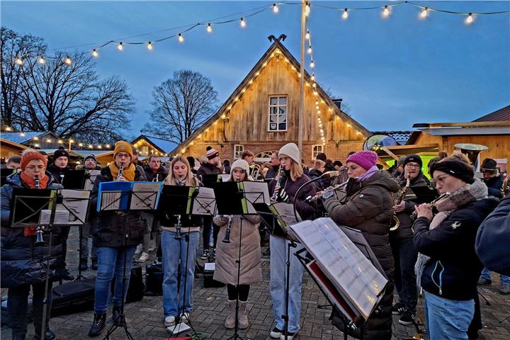 Wer am letzten Novemberwochenende auf der Suche nach einem stimmungsvollen und abwechslungsreichen Weihnachtsmarkt in familiärer Atmosphäre ist, kommt in Burlo voll auf seine Kosten.
