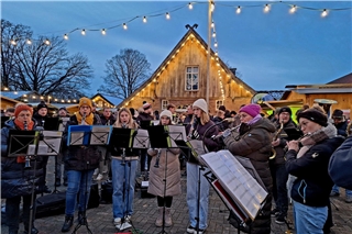 Wer am letzten Novemberwochenende auf der Suche nach einem stimmungsvollen und abwechslungsreichen Weihnachtsmarkt in familiärer Atmosphäre ist, kommt in Burlo voll auf seine Kosten.