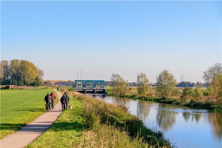 Mit dem Rad unterwegs Wer gerne mit dem Rad unterwegs ist, findet direkt hinter der deutsch-niederländischen Grenze in der Region Achterhoek reizvolle Ziele.