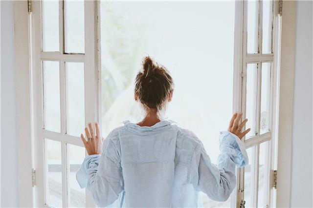 Wer nicht richtig lüftet, riskiert Schimmelbildung. Eine energiesparende Lösung ist die kontrollierte Wohnungslüftung mit Wärmerückgewinnung.Foto: HLC/Initiative Gute Luft, Pexels/Pixabay