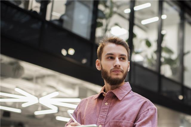 Wer weniger verdient, muss in der Regel auch weniger Einkommensteuer abführen. Foto: Freepik