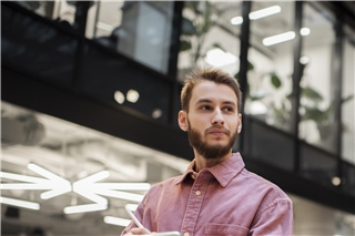 Wer weniger verdient, muss in der Regel auch weniger Einkommensteuer abführen. Foto: Freepik