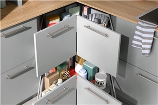 Wie sich der so oft in alten Einbauküchen verschenkte Platz in der Küchenecke sinnvoll nutzen lässt und das Staugut komplett erreichbar ist, zeigt diese bedienerfreundliche Ecklösung mit extralangen Vollauszügen. Foto: AMK