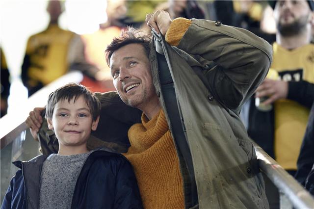 „Wochenendrebellen“ ist die Verfilmung der realen Geschichte von Jason, einem Jungen mit Autismus-Spektrum, und seinem Vater Mirco. 