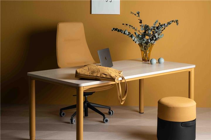 Wohntrend 2026 mit warmen Nuancen, natürlichen Materialien und organischen Formen.Foto: HLC/COLORNETWORK®/Erfurt Tapeten