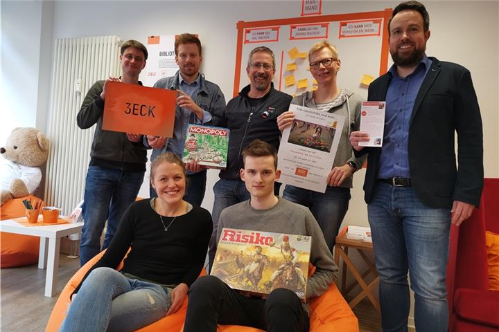 3Eck punktet mit Programm Wollen Kultur in Borken schaffen: Musikschulmanager Simon Welsing, Kulturkoordinator Simon Schwerhoff, Jürgen Friedrich (VHS), Bücherei-Leiterin Angela Hoves, VHS-Leiter Timo Bertelwick (in der oberen Reihe von links) und Elena Geuking von der Kallesbar sowie André Klemmer (vorne), aktuell Praktikant der VHS. Foto: mtg
