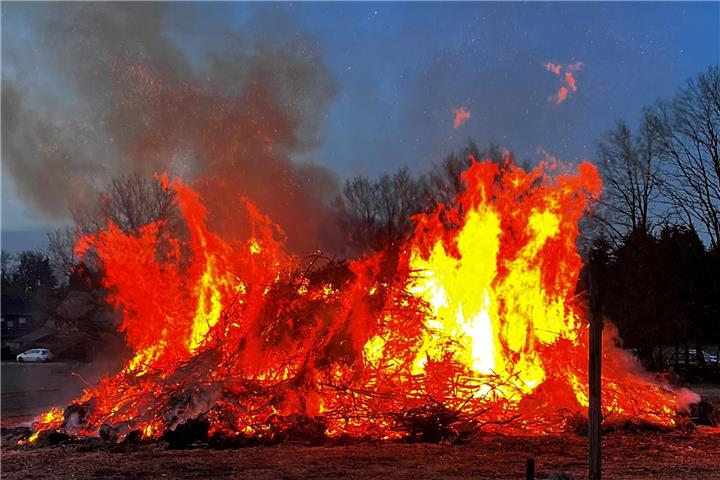Zahlreiche Osterfeuer in der Region.