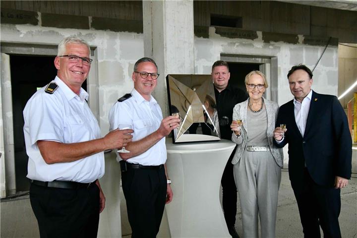 Zeigen die Zeitkapsel, die am Eingang des neuen Gebäudes ihren Platz findet: (von links): Ex-Chef Stefan Döking, der neue Leiter Kai Sobbe, Achim Suttrop (Stadt Borken) mit der Zeitkapsel, Bürgermeisterin Mechtild Schulze Hessing sowie Landrat Dr. Kai Zwicker.