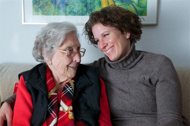 Zu wissen, dass sich jemand kümmert, entlastet Betroffene ebenso wie ihre Angehörigen.Foto: djd/Deutscher Hospiz- und PalliativVerband/Peter Maszlen - stock.adobe.com