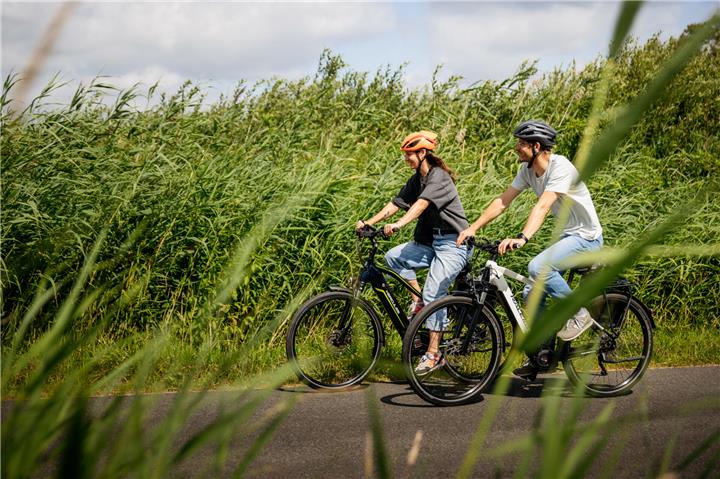 Zwischen Schlössern, Flüssen und Lieblingswegen: Im Münsterland ist das Radfahren zu Hause. © Münsterland e.V./Christoph Steinweg