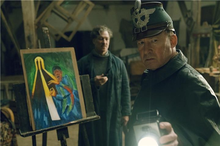 ens Ole Jepsen (Ulrich Noethen) überwacht den Maler Nansen (Tobias Moretti). © Network Movie/Wild Bunch Germany